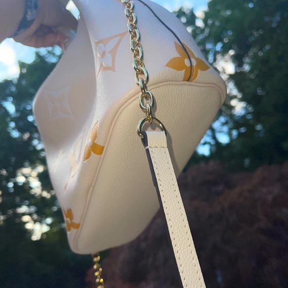 Louis Vuitton Marshmallow Bag - Picture 6 of 9